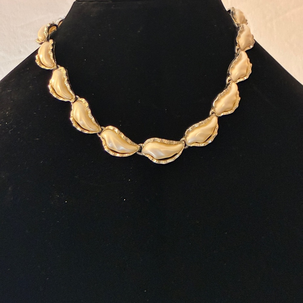 Vintage Mid-century SIGNED “KARU” Choker Cream Colored Leaf Shaped Links